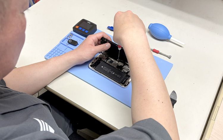 アイサポ横浜入江店 作業風景